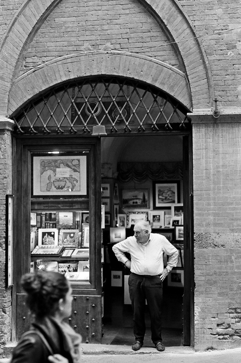 Black and white fiilm photograph of Genoa shot on ILFORD film by Meredith Schofield