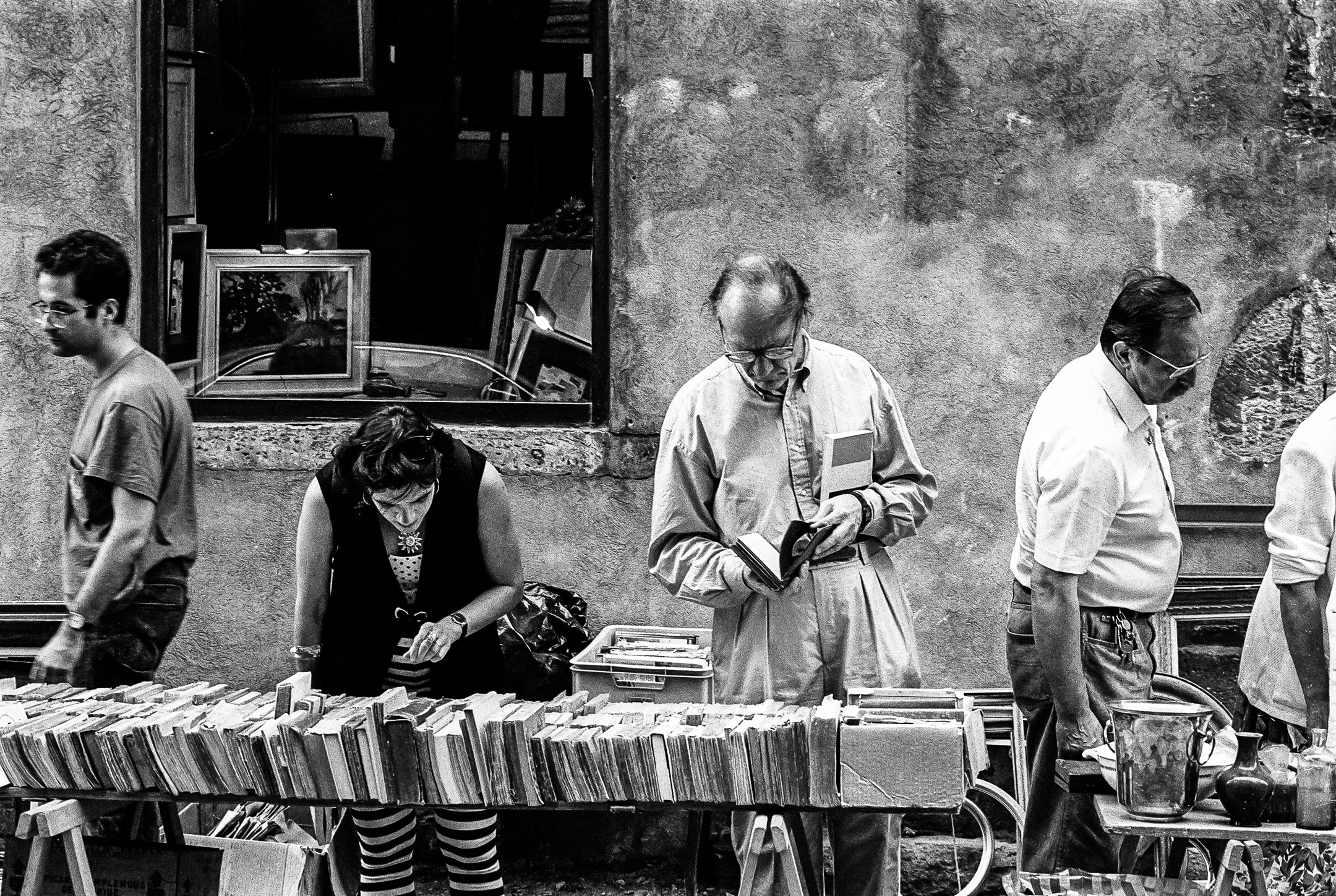 Book browsers, Paris shot on ILFORD Delta 400 by Gerry Walden