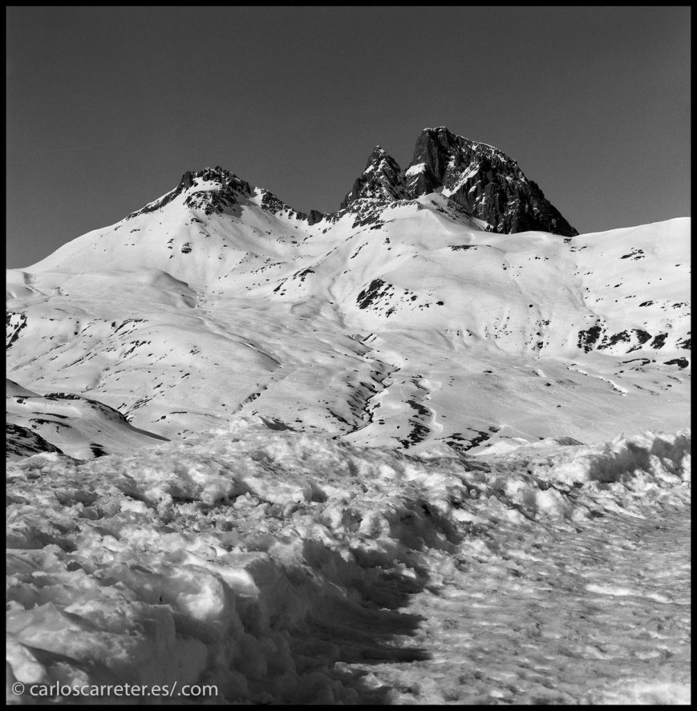 Another #landscape shot this week for your #ilfordfridayfavourites. ? Hasselblad 503CX + Planar 80/2,8 T* CF ?️ #ilford #delta100 ?Midi d'Osseau - Spanish-France Border.