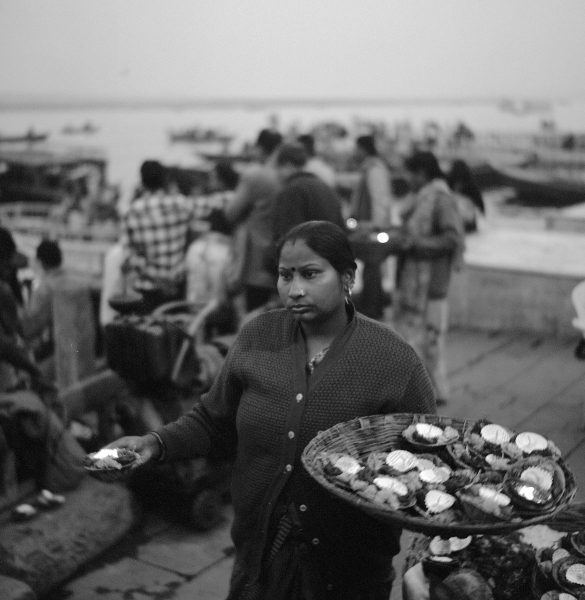 @MaitreyaMer Lady who sells light on the ghats of Varanasi, India. Shot on Ilford Delta ? with Yashica Mat 124G instagram/ayertiam #mediumformat #ilfordphoto #fridayfavourites #deltafilm