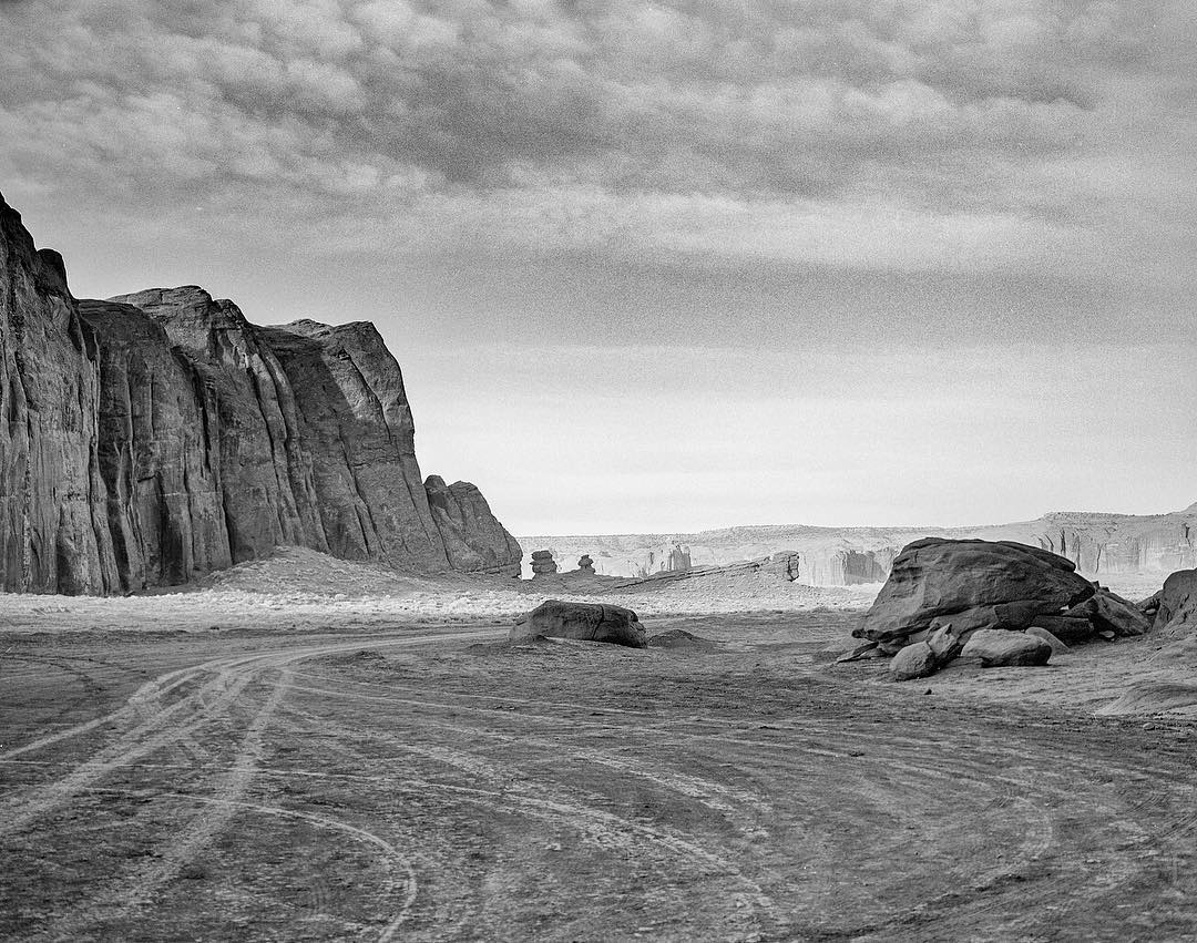mjstallardLooking back from Sun’s Eye, Monument Valley, back in March. The landscapes in Monument Valley and the surrounding area are beyond comparison and without rival. Its gorgeous, stark red rock formations are some of the most impressive vistas I’ve seen, which sadly I really struggled to photograph well. Ironically I wish I’d shot more black and white than colour! ? Mamiya 7 ? Mamiya 80mm, F/4 ? Ilford FP4+ ? Rodinal 1+50, 12 min #eye_spy_nature #landscapes #landscapephotography #nature #landscape #thefilmshot #staybrokeshootfilm #analog #shootfilm #believeinfilm #kehspotlight #istillshootfilm #mamiya7 #MyRRS #rodinal #fridayfavourites #ilfordphoto #ilfordfp4 #monumentvalley #navajonation #navajo