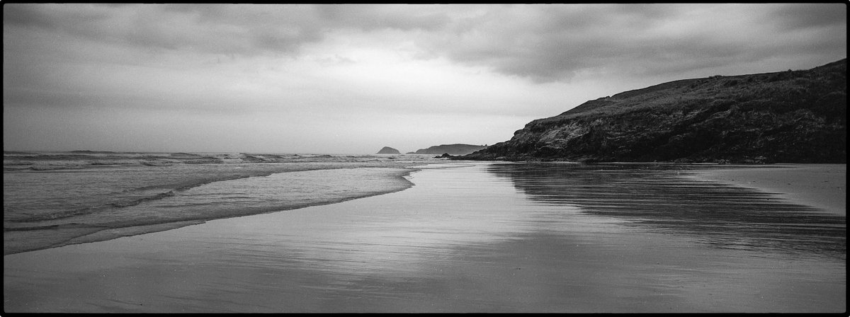Black and white shot of the beach shot on ILFORD Delta 100 black and white film by @viewfinder_m6
