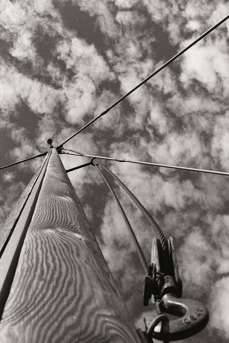 @Hier_komt_Alex Sailing ship inspired footbridge near Amersfoort train station #ilfordphoto #fridayfavourites #filtered M3 ZM50/2 HP5+ orange filter drugstore developed & scanned 