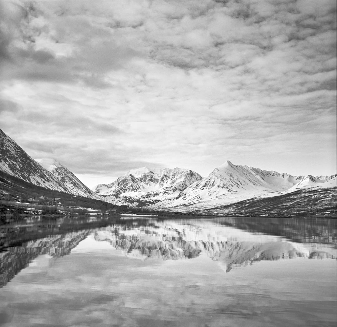 ps_alpine_photoMorning light in the Lyngen Alps, North Norway. Voigtländer Bessa III, Heliopan yellow filter and Ilford FP4+ (in ID-11). Nikon Coolscan 8000ED scan. #Norway #norwegen #norge #Lyngen #visitlyngenfjord #Voigtländer #voigtlander #bessaIII #bessa667 #heliar80mm #mediumformatfilm #blackandwhitelandscape #blackandwhite #schwarzweiss #svarthvitt #6x7 #film #analog #analogue #ilfordphoto #FP4 #fridayfavourites #travel