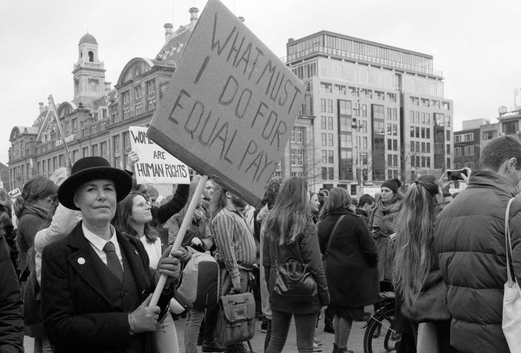 Black and white image shot on Ilford HP5+ film. By Cristian Geelen. 35mm time machine black and white film photography.