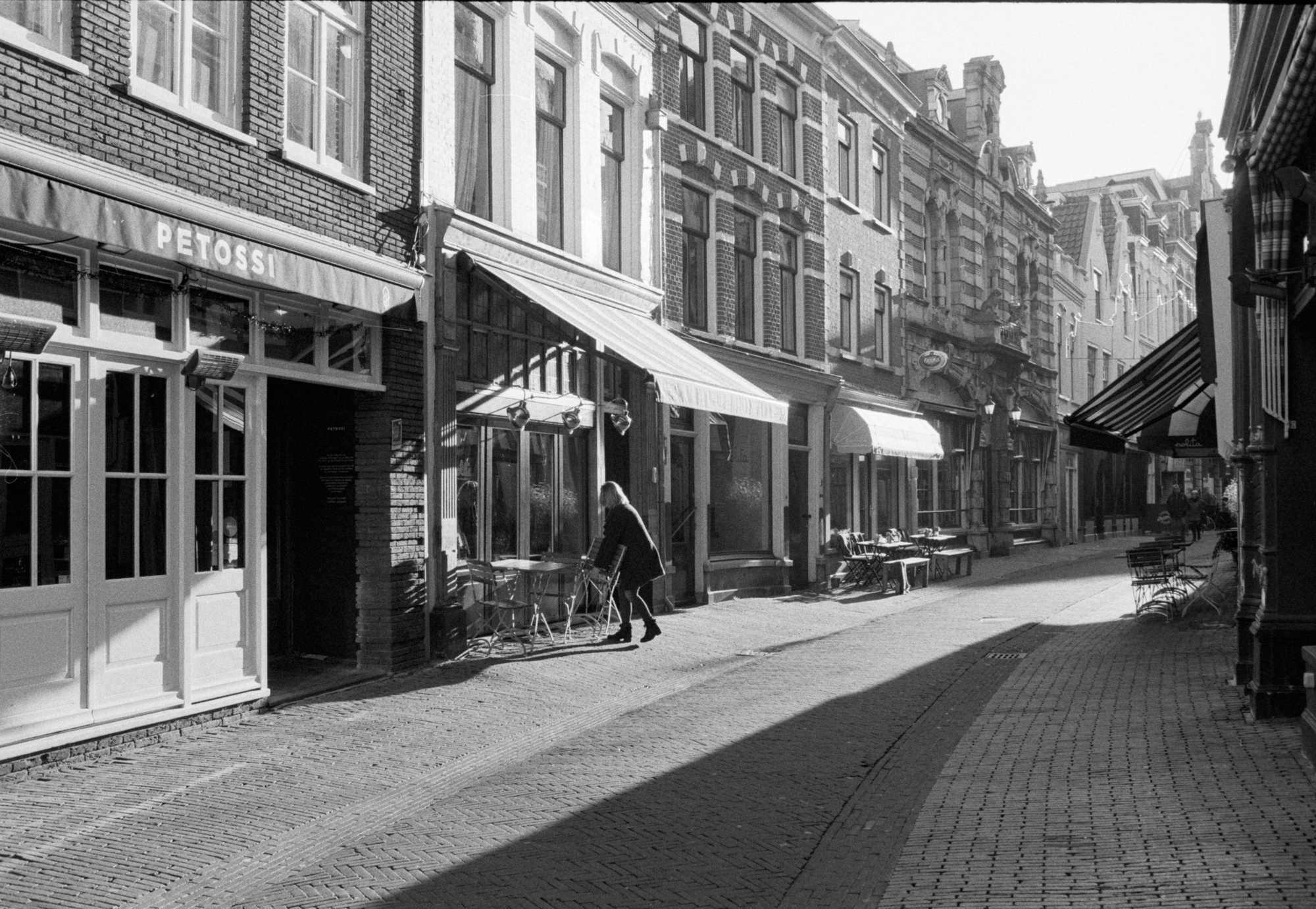 Black and white image shot on Ilford HP5+ film. By Cristian Geelen.