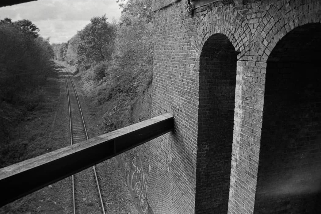 nilsscarbro Three Bridges, Hanwell, London Praktica BC1, Tamron Adaptall-2 28mm f/2.5 HP5+ ISO400, Rodinal 1+25 6min #ilfordphoto #ilfordfilm #ilfordhp5 #praktica #blackandwhitephotography #filmphotography #bnwphotography #believeinfilm #isambardkingdombrunel #greatwesternrailway ⠀⠀⠀⠀⠀⠀⠀⠀⠀ ⠀⠀⠀⠀⠀⠀⠀⠀⠀ #fridayfavourites #endless #blackandwhitefilm #bnw #blackandwhite #selfdevelopedfilm #bwfilm #redditanalog #analogphotography #nograinnoglory #filmisnotdead #shootitwithfilm