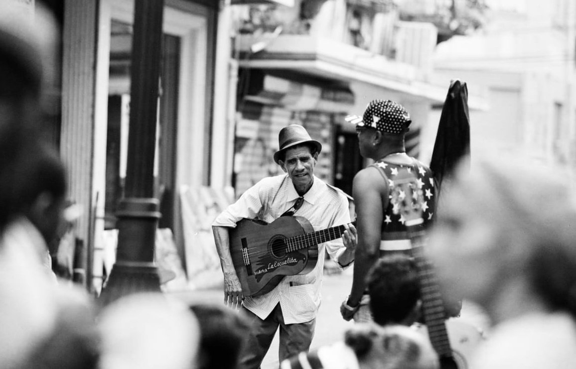 @lentepretao Jun 19 Hootlet More For the love of the strings (Nikon FG+Ilford XP2) #xphotographersantodomingo #lessonsofstreetphotography #fridayfavourites #Music #ilfordphoto #believeinfilm #filmphotography @ILFORDPhoto @HamishGill @MattDayPhoto