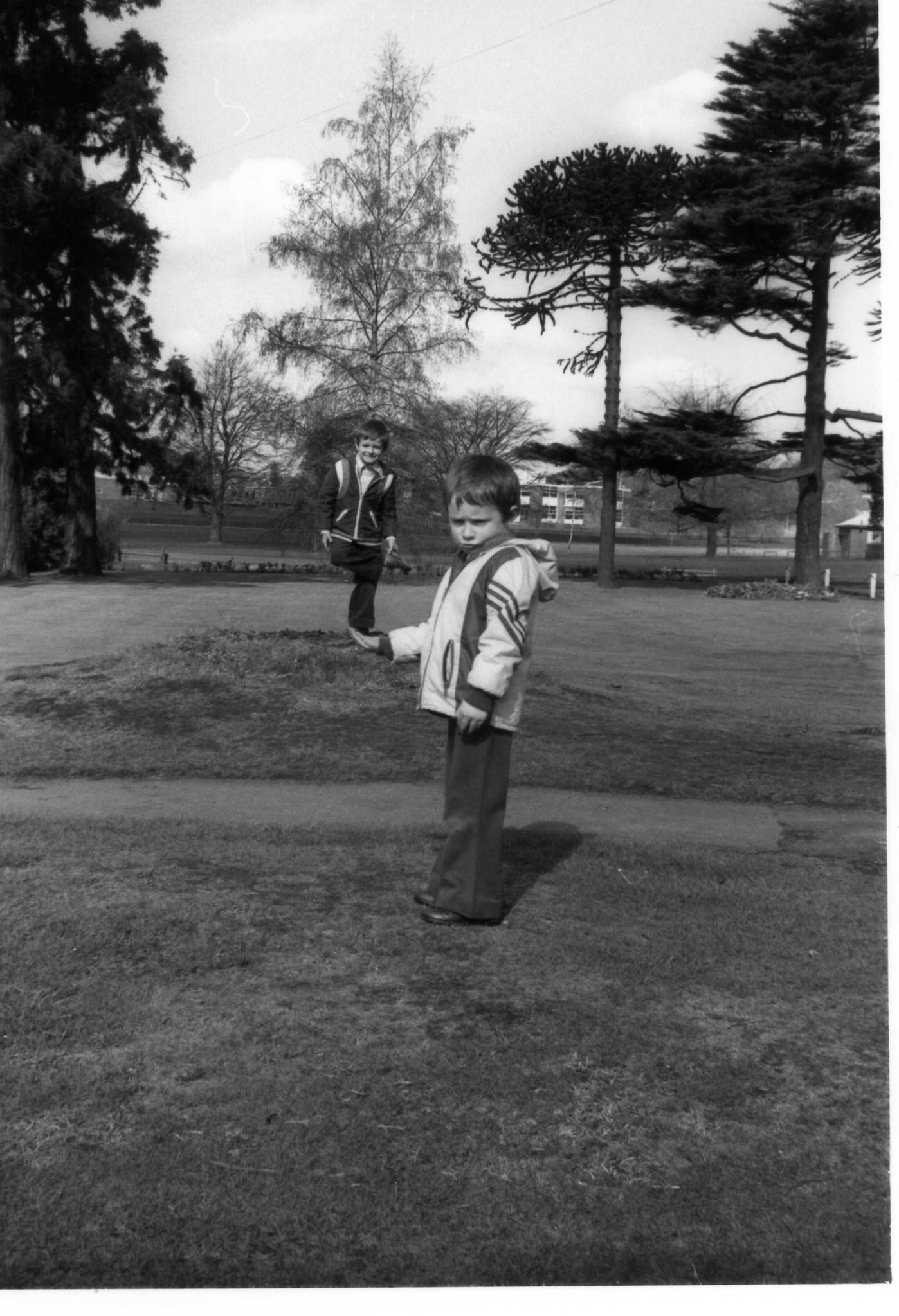 @daddlebrook Replying to @ILFORDPhoto Here’s a pic of me from 1977 or 1978, a year or two after HP5 was launched I believe? And I’m reliably informed by my Dad that this is the only film he used back then. I’m the less than happy participant in the foreground.. #happiness (?) #fridayfavourites #ilfordphoto