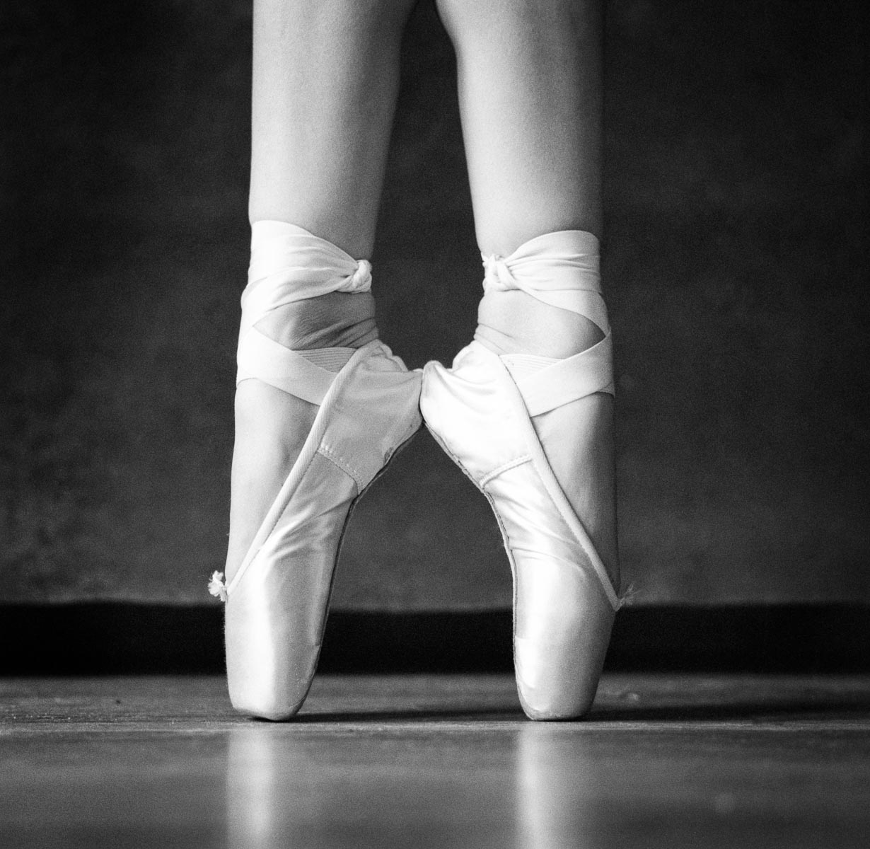 Image of ballerina Viktory by Simon Goodacre shot on ILFORD FP4 plus 4x5 black and white film