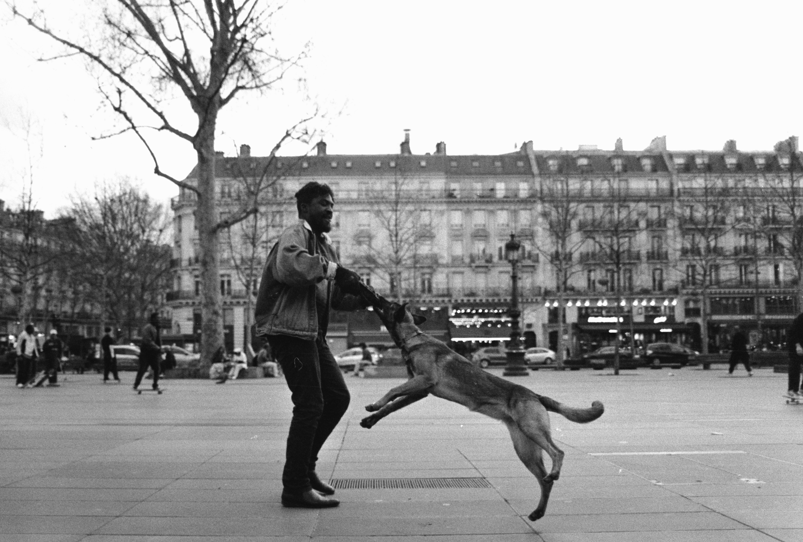 HP5+ 400 @800. Place de la République, Paris, 2020. Nikon FM2.