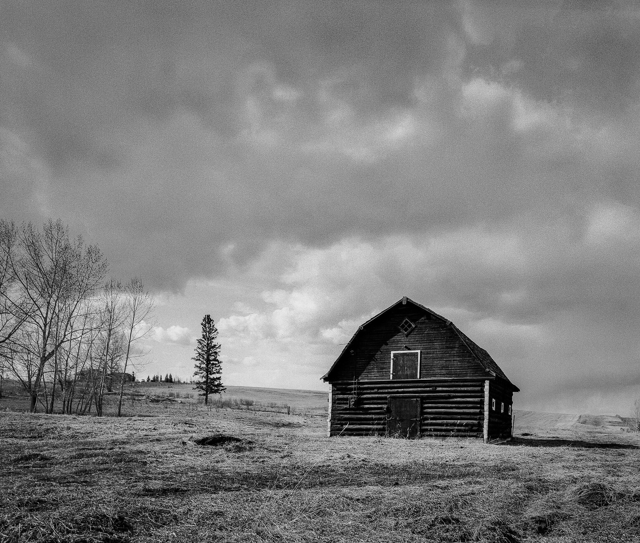 @JeremyCalow Untitled Barn I really love how the #ilfordortho rendered this bright red barn with no filters added. #fridayfavourites #specialistfilm #believeinfilm Pentax 67 / @ILFORDPhoto Ortho plus