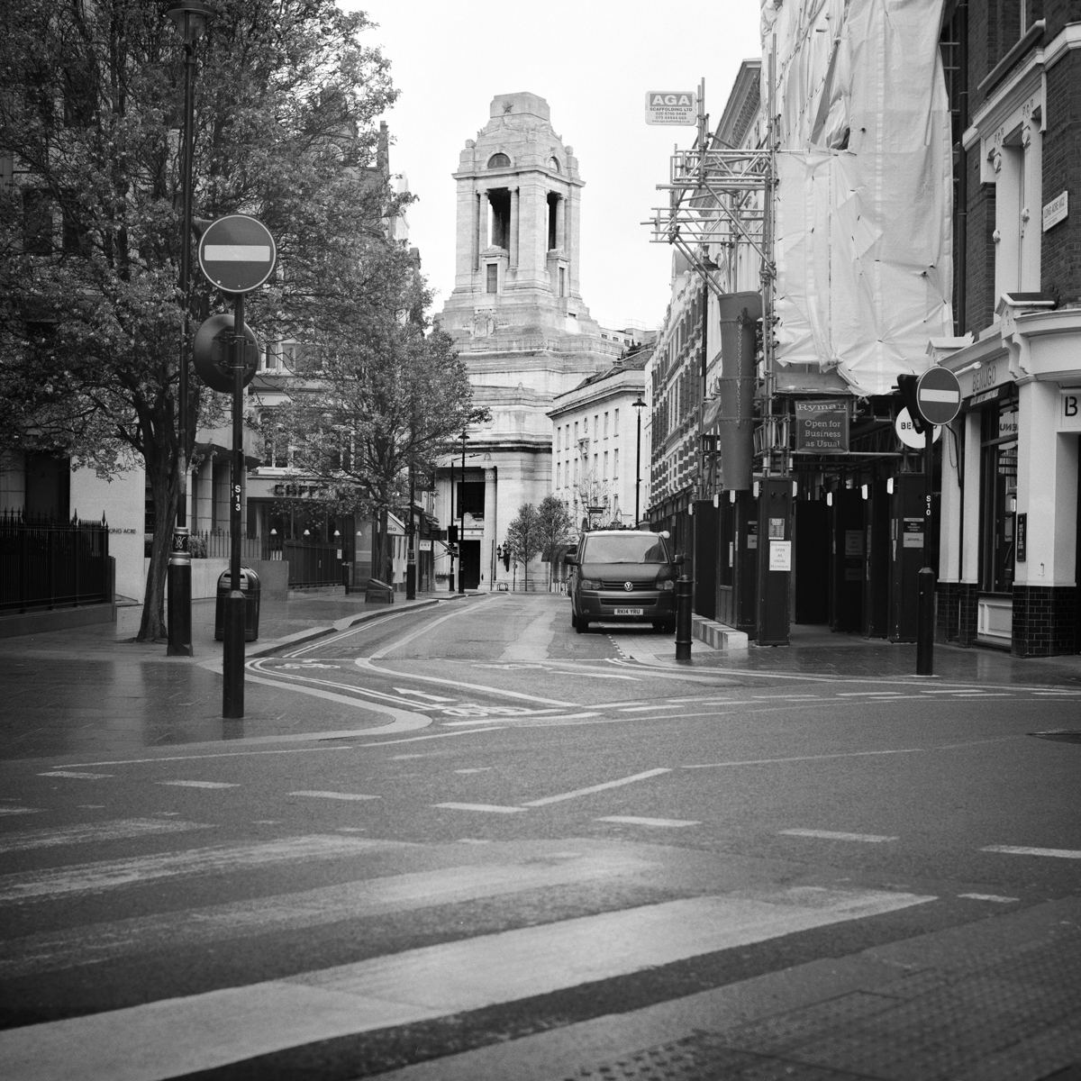 Lockdown London Images @lckdldn shot on ILFORD black and hite film by Giacomo Mantovani