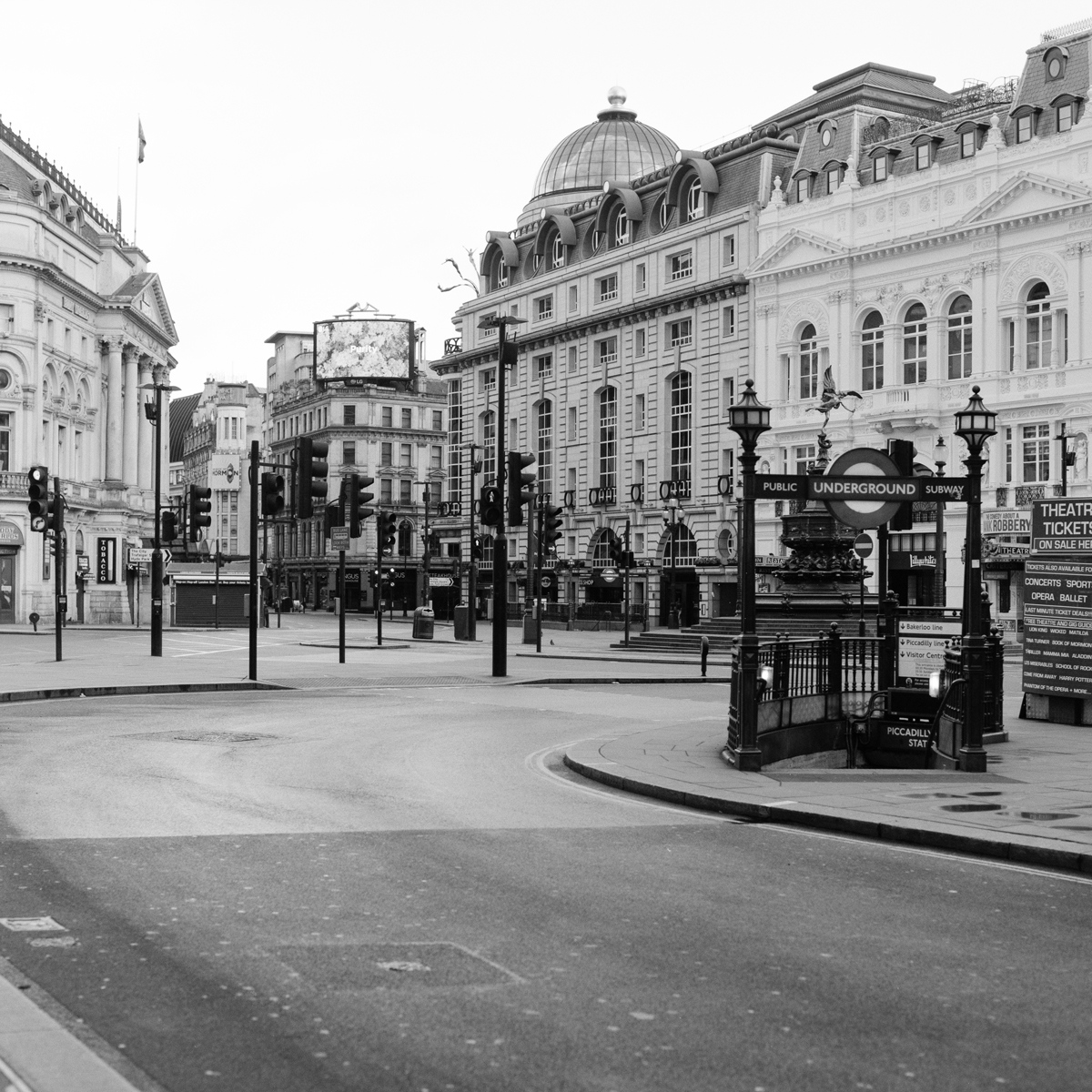 Lockdown London Images @lckdldn shot on ILFORD black and hite film by Giacomo Mantovani