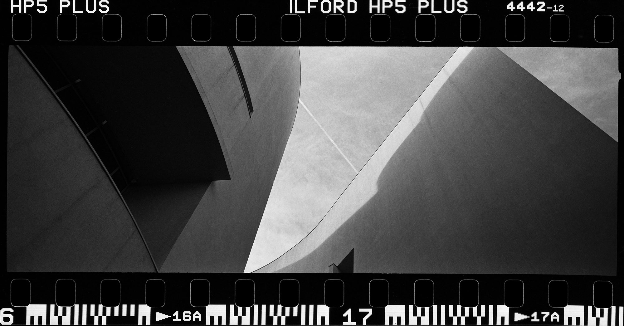 Black and white film Photgraph by ©Rafael Gonzales shot on ILFORD HP5 film