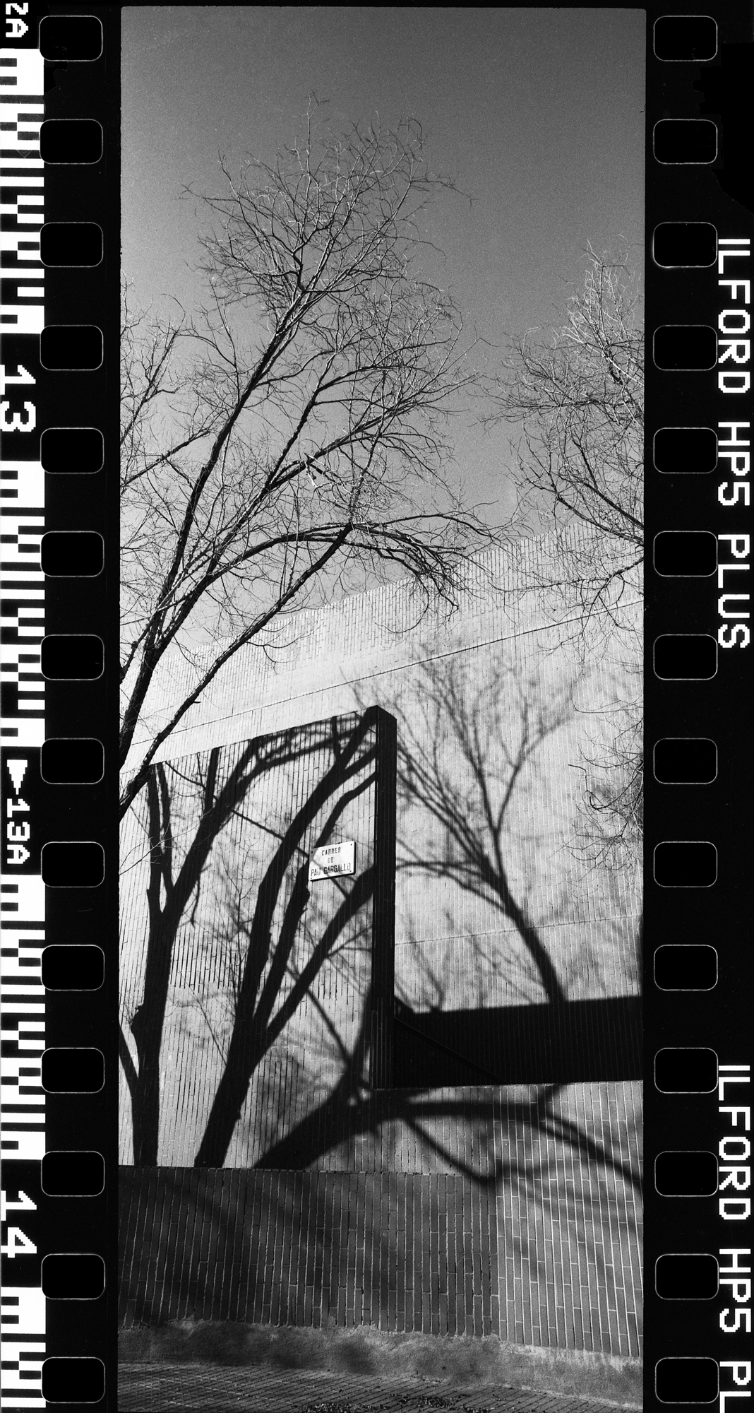 Black and white film Photgraph by ©Rafael Gonzales shot on ILFORD HP5 film