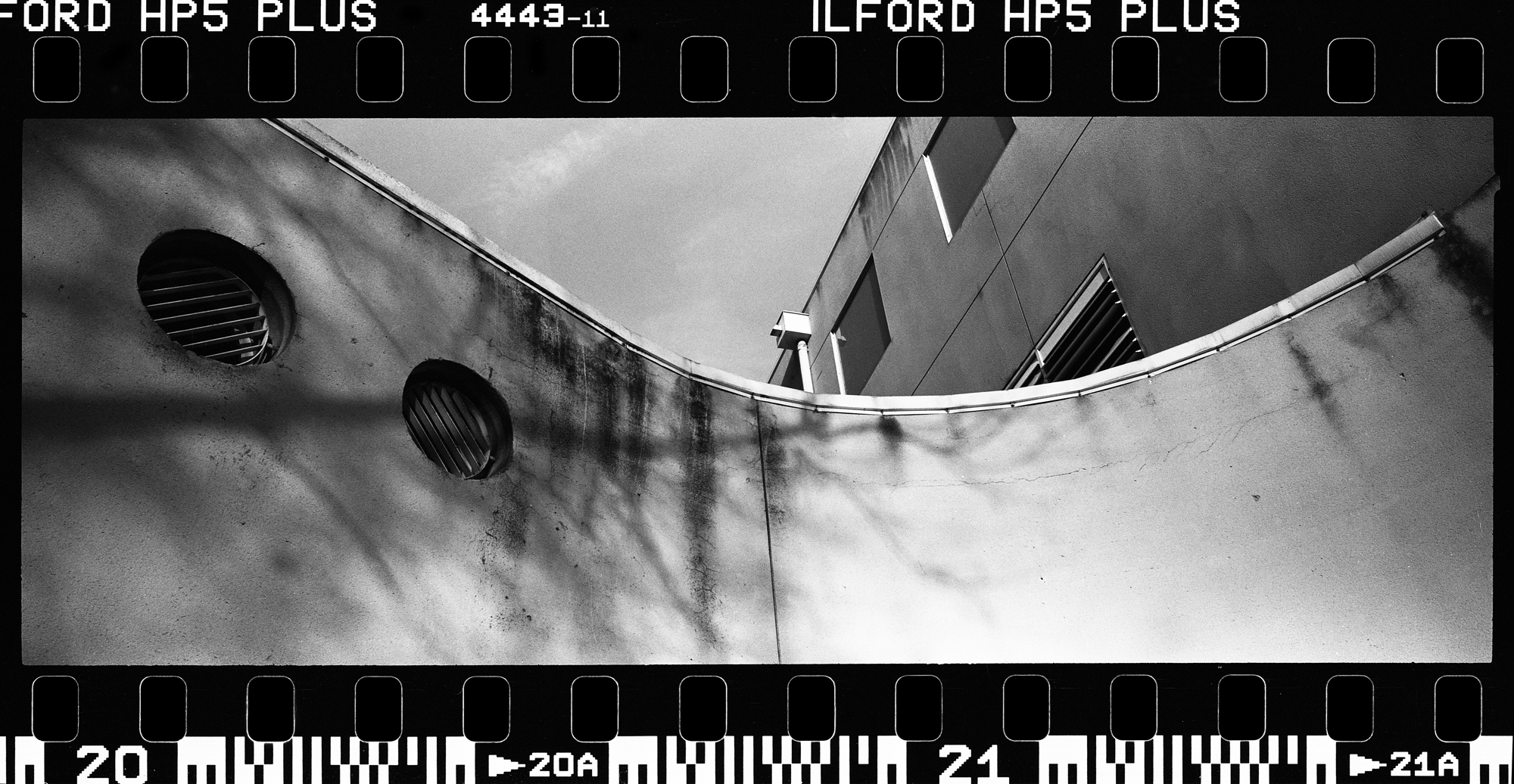 Black and white film Photgraph by ©Rafael Gonzales shot on ILFORD HP5 film