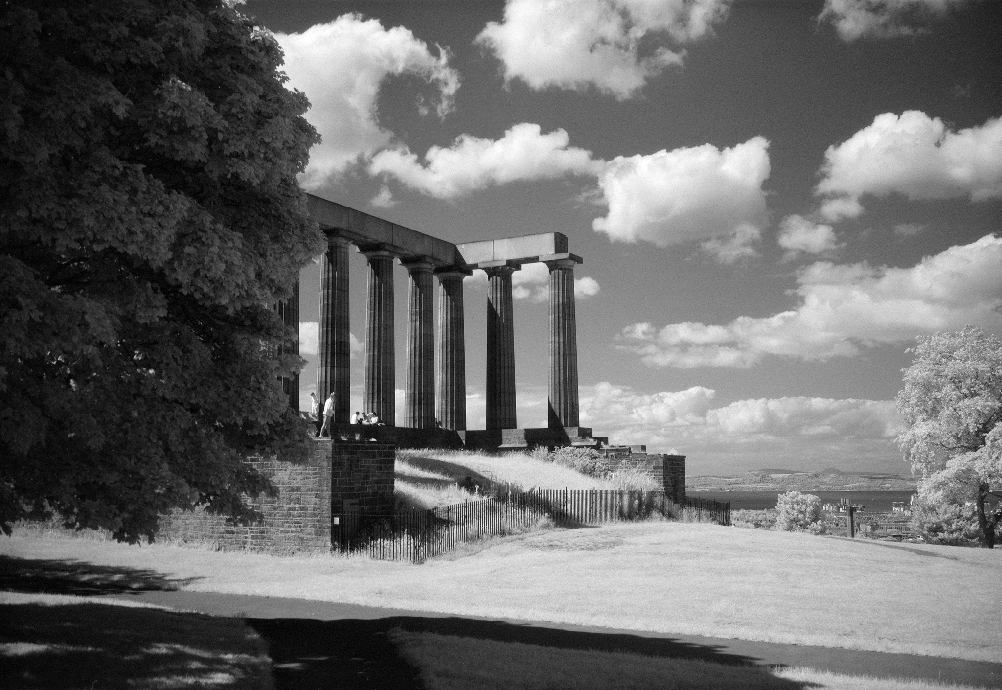 @BNRYNLDS Replying to @ILFORDPhoto I imagine I'm too late, and it may be a previous submission... But here's some Sunny Edinburgh goodness #shotonsfx for the #ilfordphoto #fridayfavourites