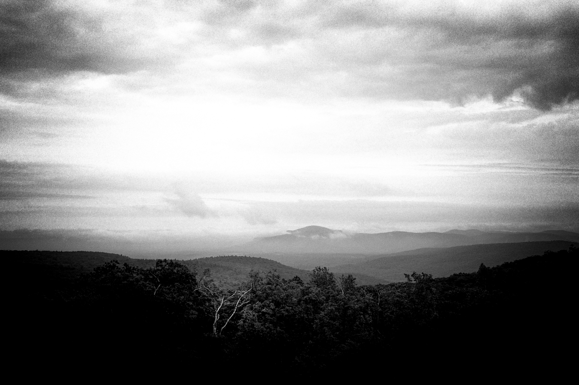 OverlookingtheCatskills_HarveyMountain_NewYork_LeicaMP_IlfordFP4