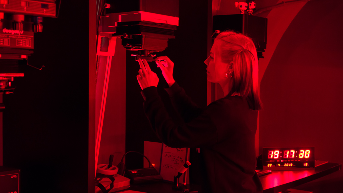 Picture of Lina Bessonova printing in her darkroom