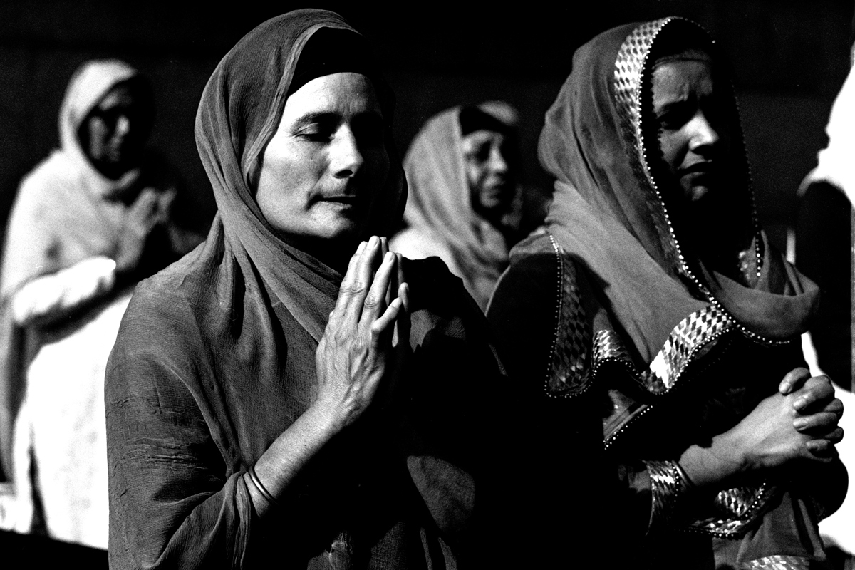 Black and white film image of Sikh remembrance day shot on ILFORD Delta 100 film by Simon King