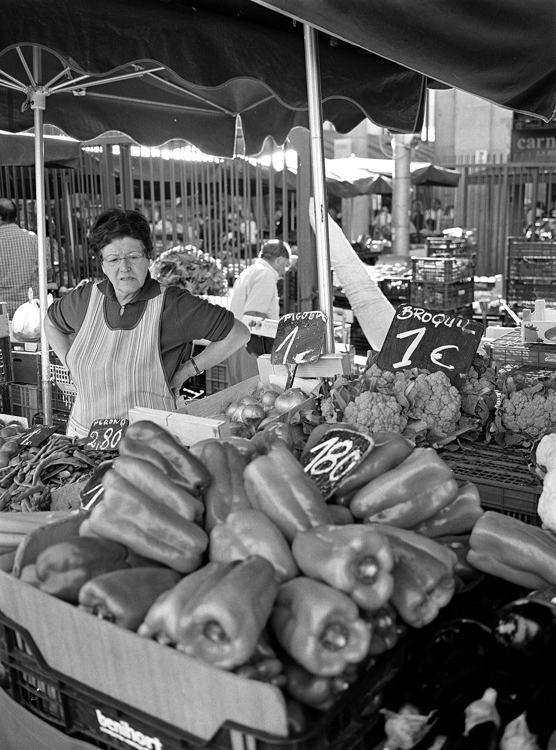 Lady at fruit and veg stall outside La Bocaracá. Barcelona spain - ILFORD HP5 black and white film by Keith Moss