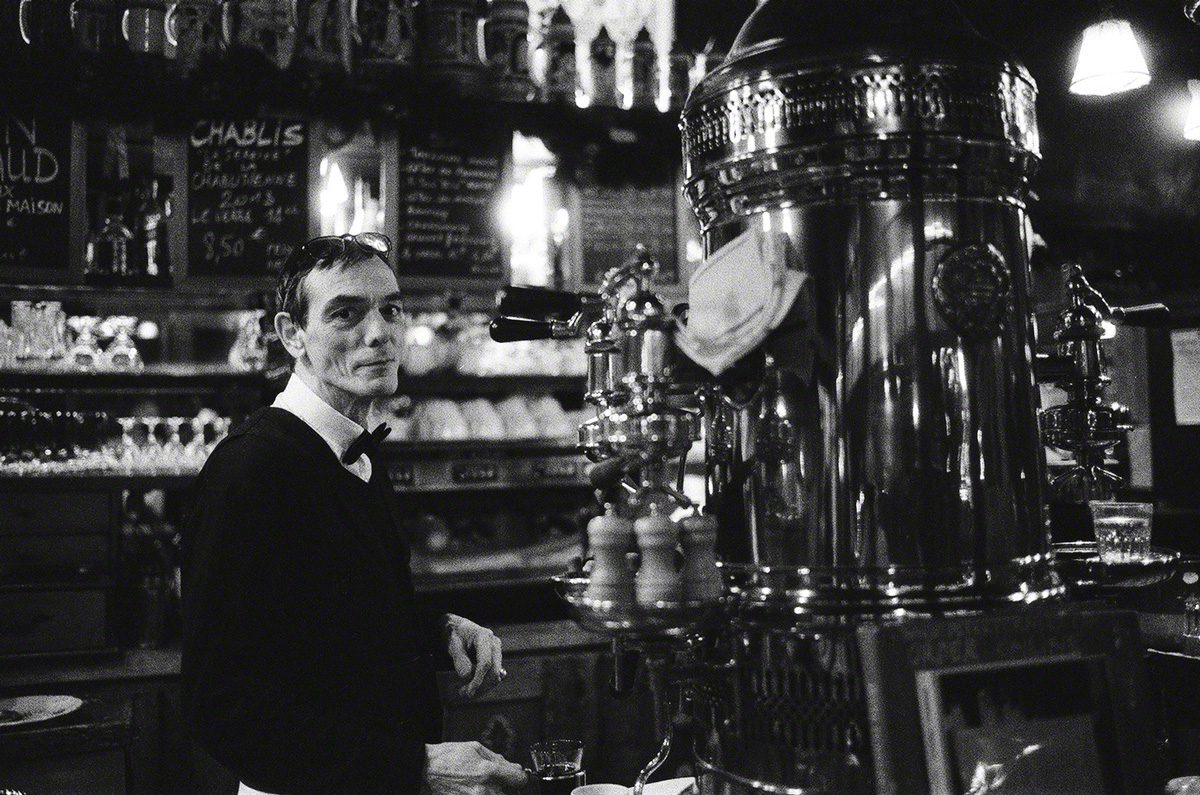 @BlkWhiteFilmPix A glass of hot wine at Paris’ La Brasserie Isle Saint-Louis will make you smile on a cold winter night #IlfordDelta3200 #ilfordphoto #fridayfavourites #positivenegative #Paris