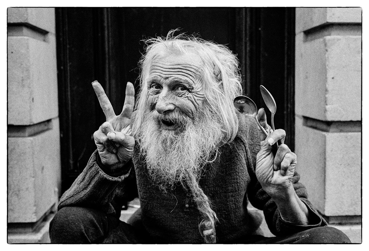 Simon-Spoons Legendary busker. Leica M3, HP5+ at iso 800 ©David Collyer