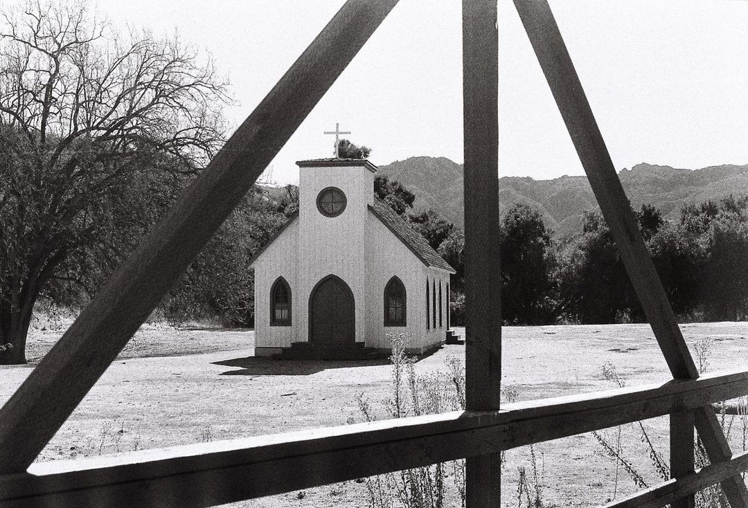 photaub's profile picture photaub The lone survivor of the Woolsey fire. Paramount Ranch ⛪️ Olympus OM-1 {35mm - Ilford HP5 Plus} #ilfordphoto #fridayfavourites #buildingsonfilm