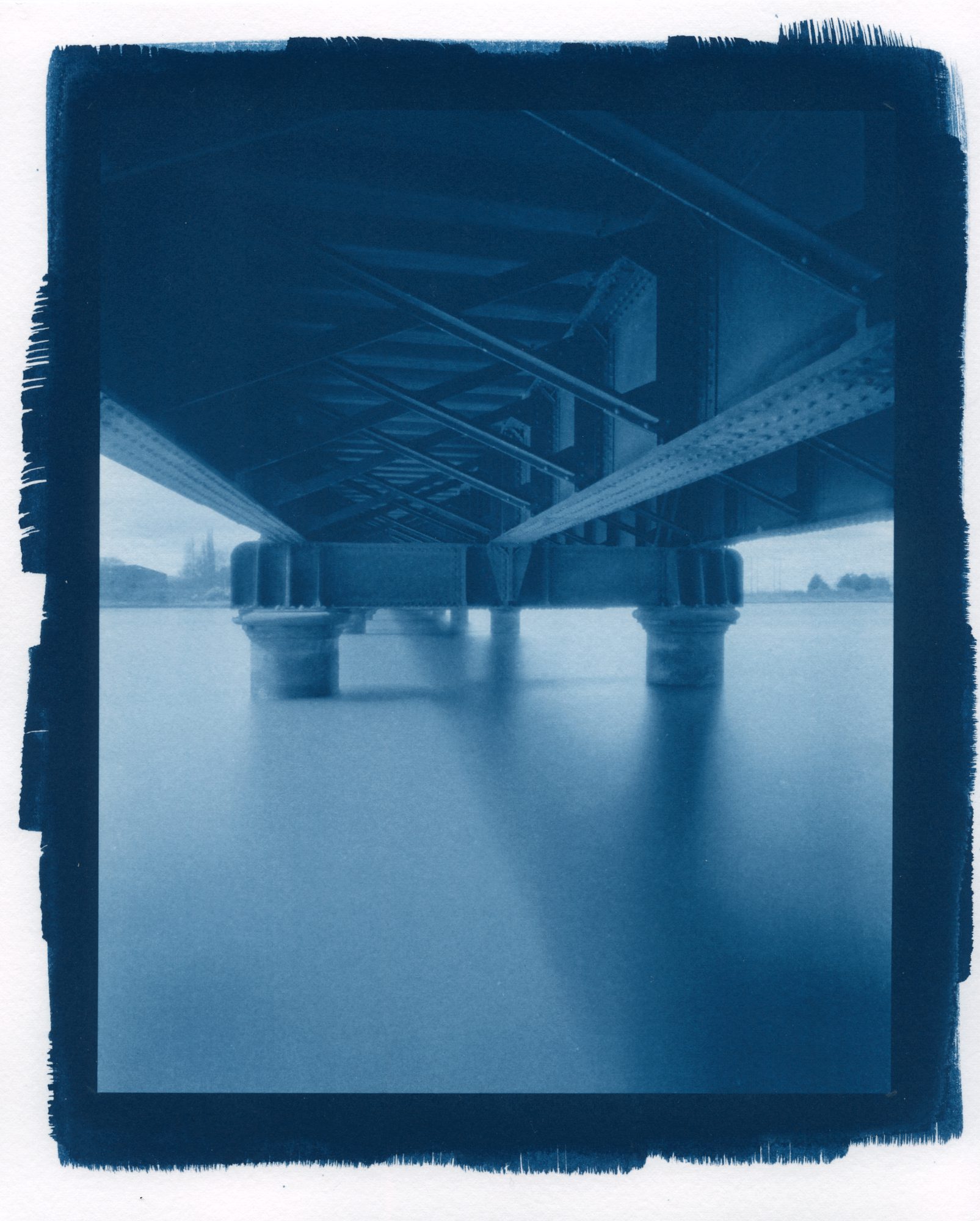  @apkeedle · 1h Replying to @ILFORDPhoto My go at this weeks #ilfordphoto #fridayfavourites #ffpinhole theme. Cyanotype print of a 4x5 pinhole negative made using my favourite film stock: FP4Plus... Smiling face with heart-shaped eyes