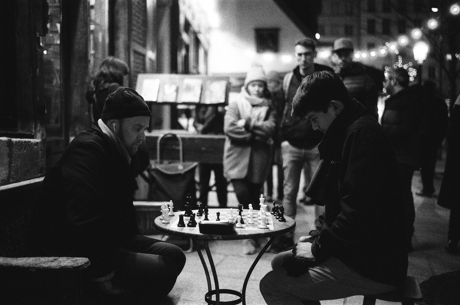 @BlkWhiteFilmPix Replying to @ILFORDPhoto Moved around to capture a bit of #filmbokeh at Shakespeare and Company in Paris on #ilfordphoto Delta 3200. Made the picture with a 35mm lens wide open at f1.4 #fridayfavourites