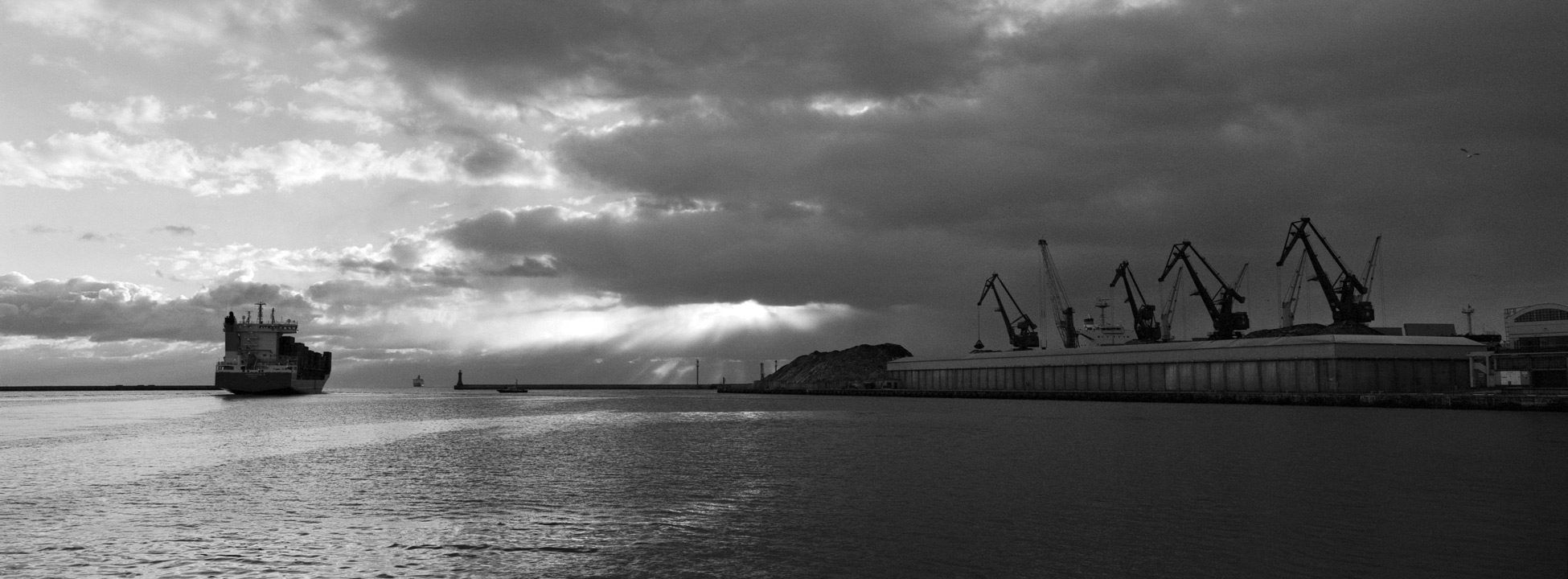 Port of Gdynia in the morning, f = 8, exp = 1 / 60s,