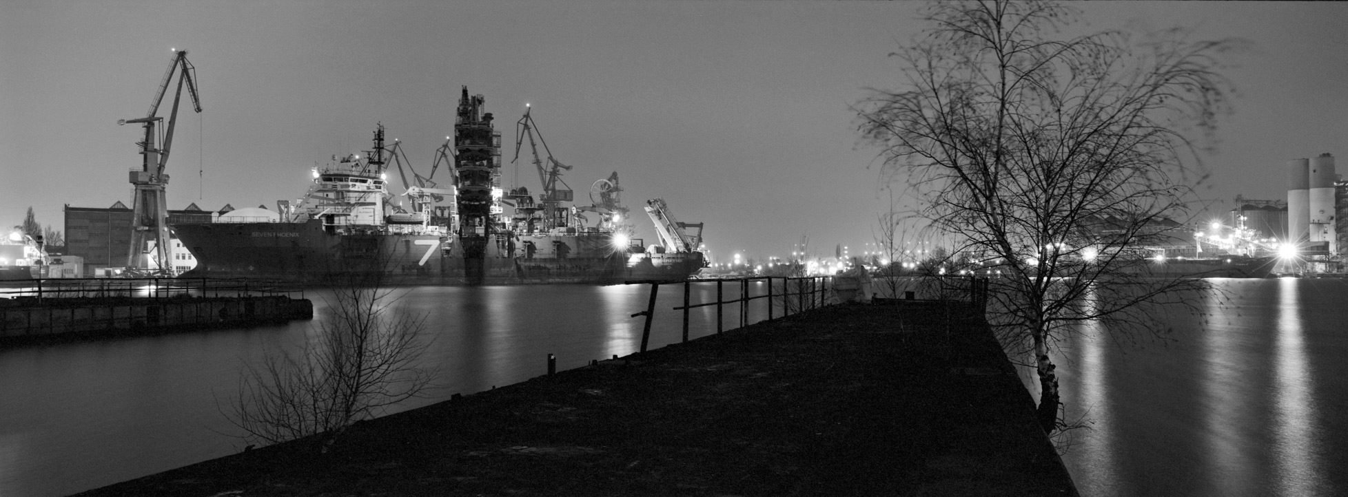 - Port of Gdansk in the evening, f = 16, exp = 220s,