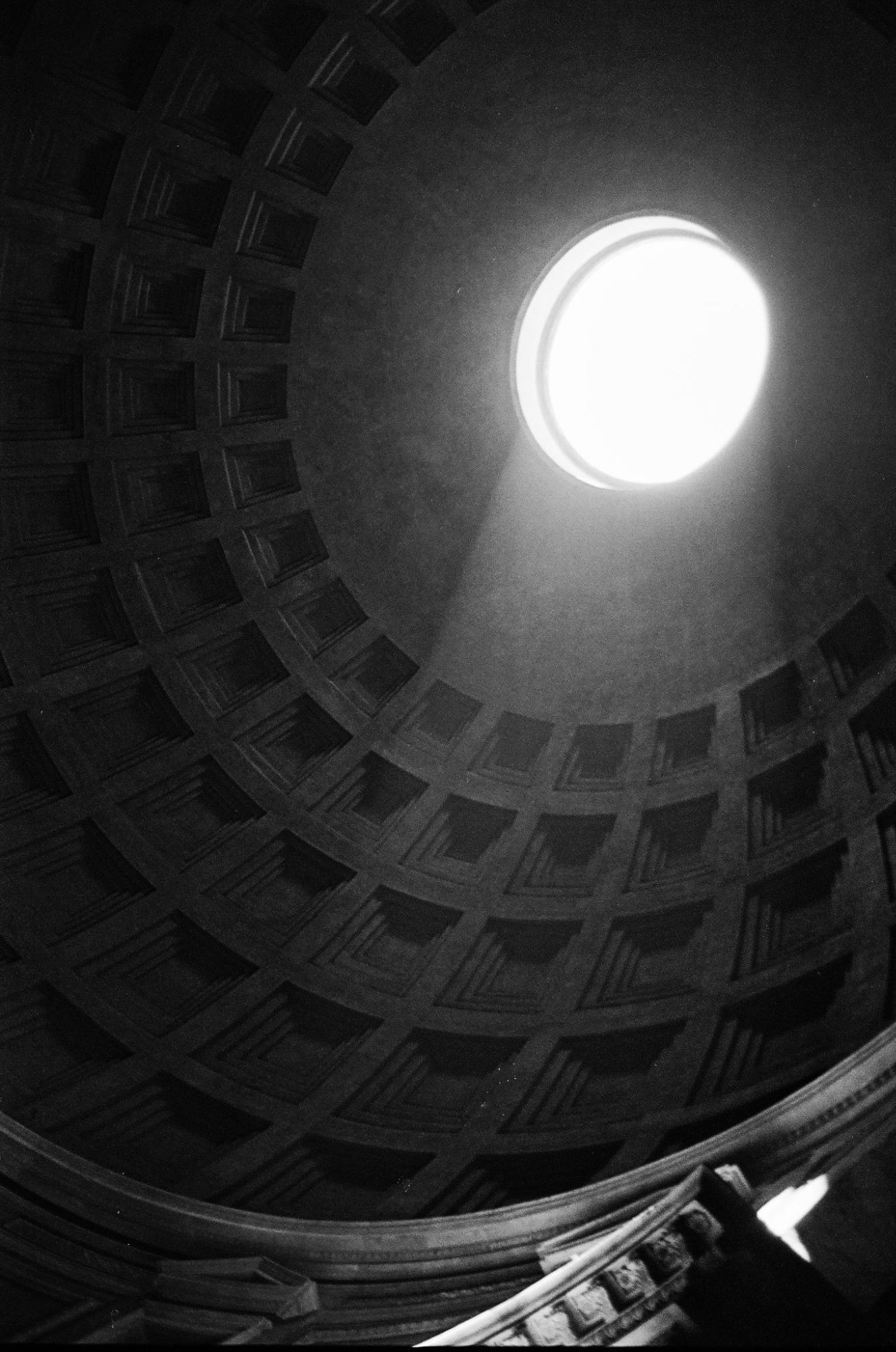 Untitled, Ilford XP2, Canon EOS 500, Roman Pantheon. - Clara Anaujo for In Focus