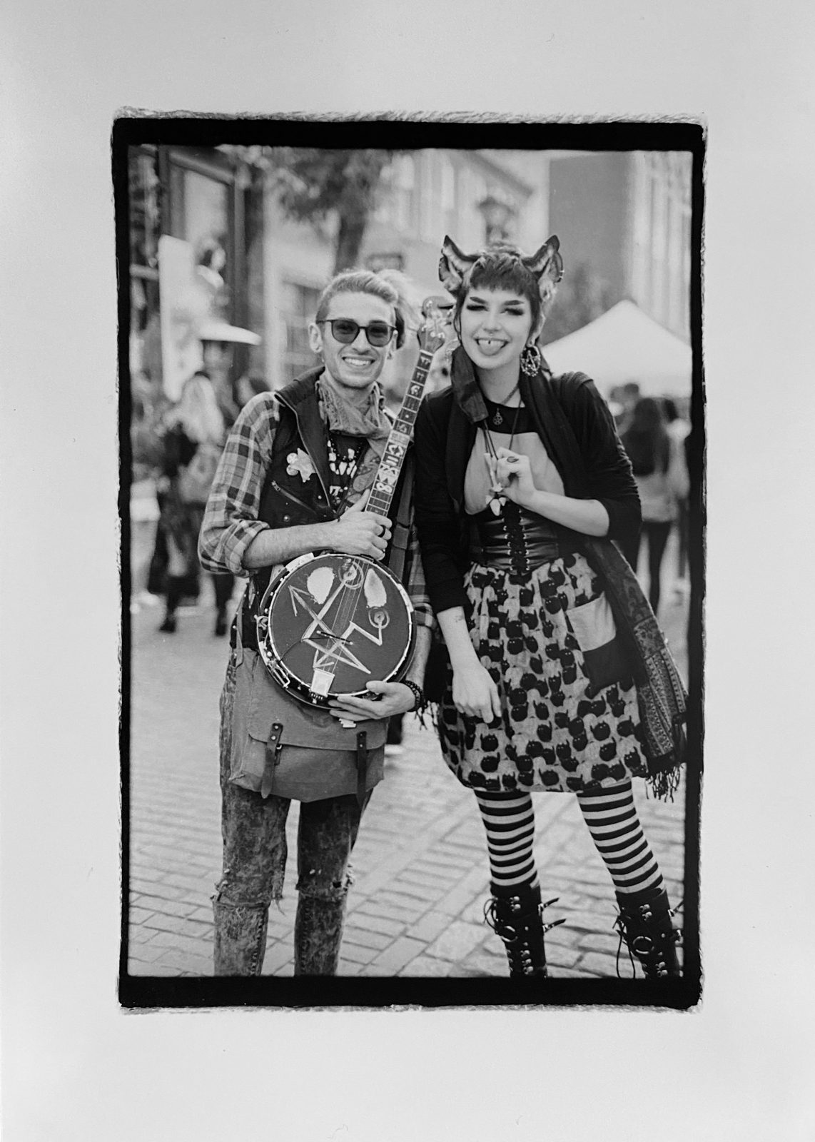 “musician-couple”-tourists shot on ILFORD HP5 plus film by Jessica Martinea