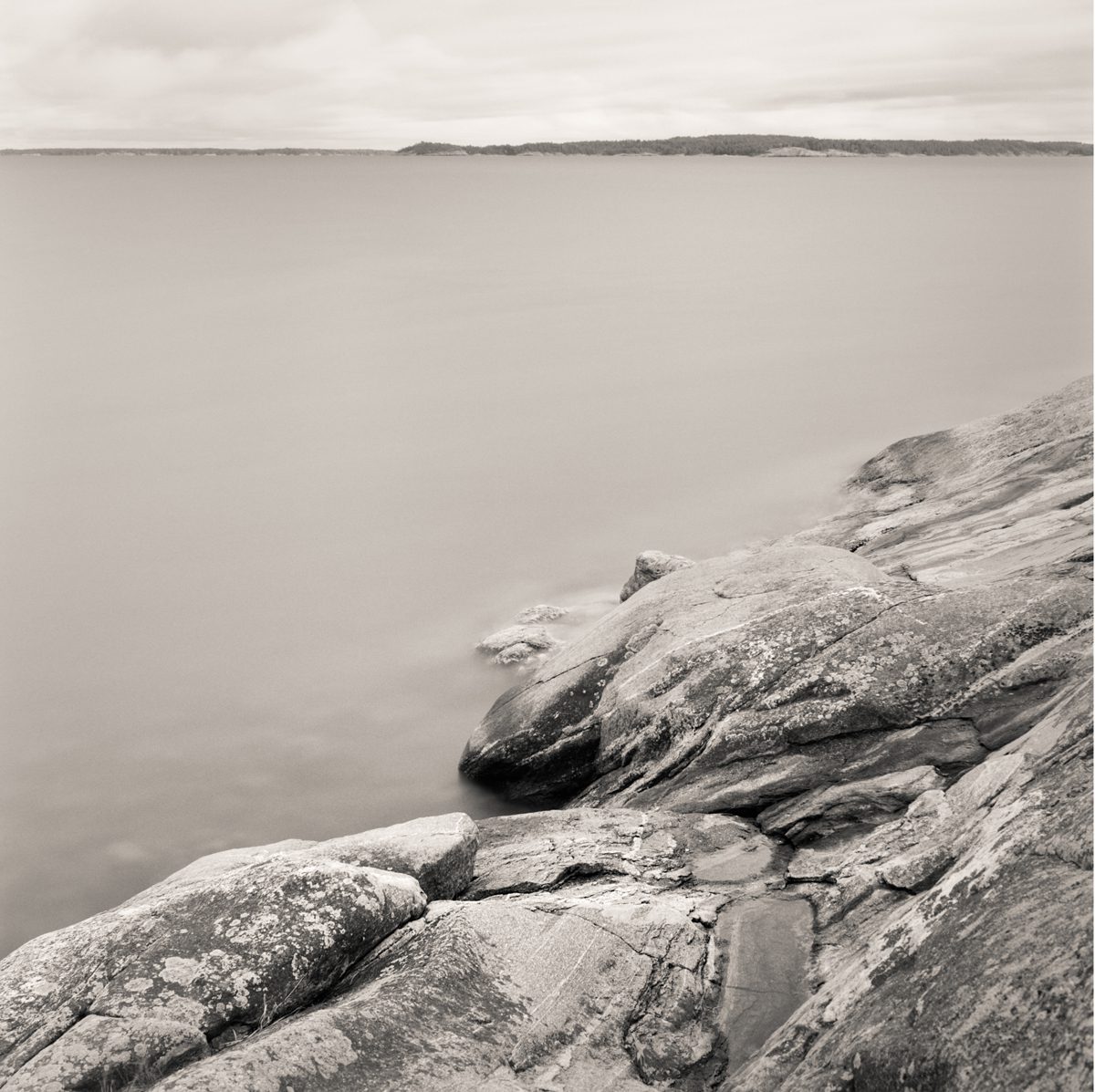 Image in black and white of rocks in or around the sea