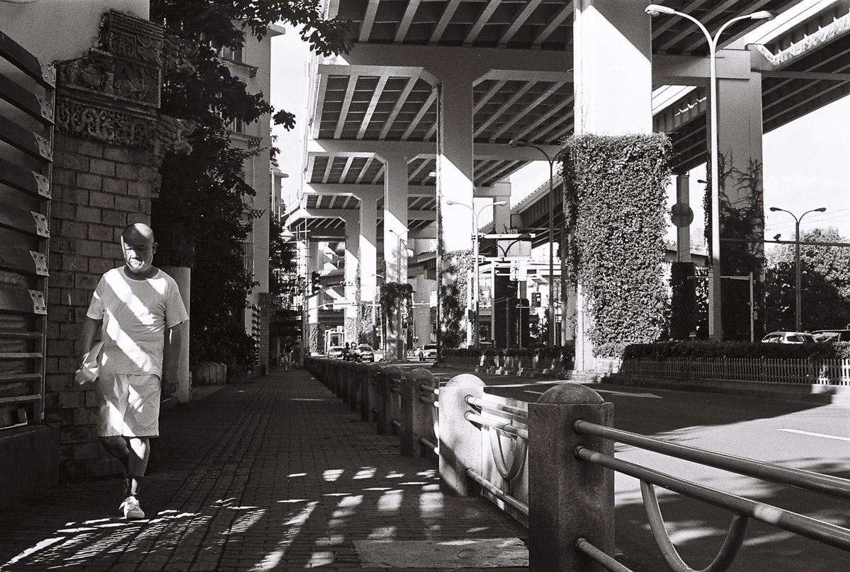 Black and white photo with a lot of shadows for a street photo