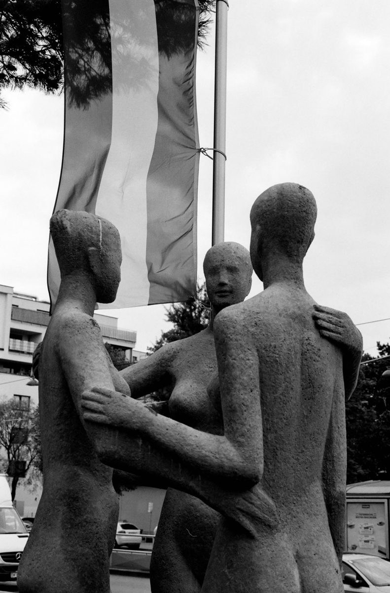 Black and white photo of statues