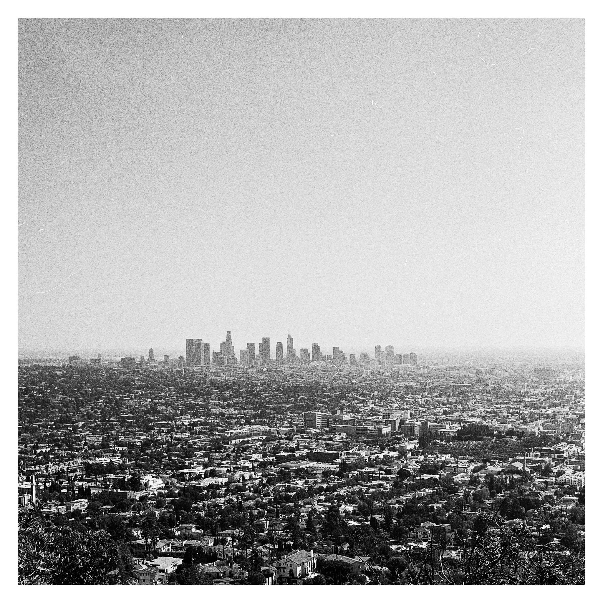 j_harvell Los Angeles taken from Griffith Park. Down at the parlor. Waiting. #ilfordphoto HP5+ #fridayfavourites #softfocus are unavoidable because of dust in the air.