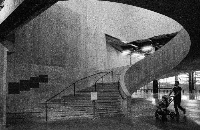  Dave J. Sherwood @davejsherwood Here's my entry for this week's #ilfordphoto #fridayfavourites theme of #ilikegrain. An interior at the Tate Modern in London, shot on #delta3200.