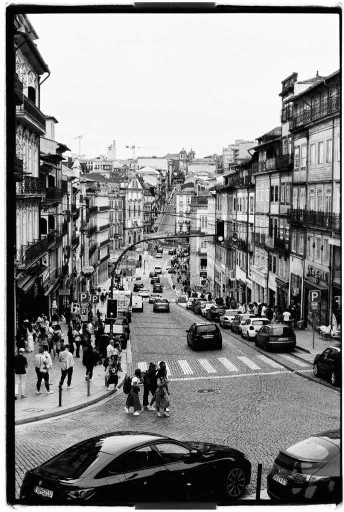 Black and white picture of a busy street