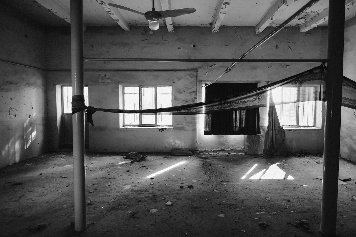 mounfared1d •places , Without Us• Shoot On Nikkormat FT + 24 mm ais F:2.8 On : @ilfordphoto HP5 Plus 400 #nikkormatftn #analogphotography #filmphotography #135mm #filmisnotdead #festiveonfilm #fridayfavourites#ilfordphoto#believeinfilm#analog #fotografia #foto #blackandwhite #portraitfotografie #dreamermagazine #rentalmag #minimalmood #superwide #victorexperience #visionofpictures#bnwmood#worldwidemag