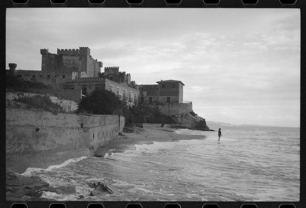 Black and white picture of the sea with a castle