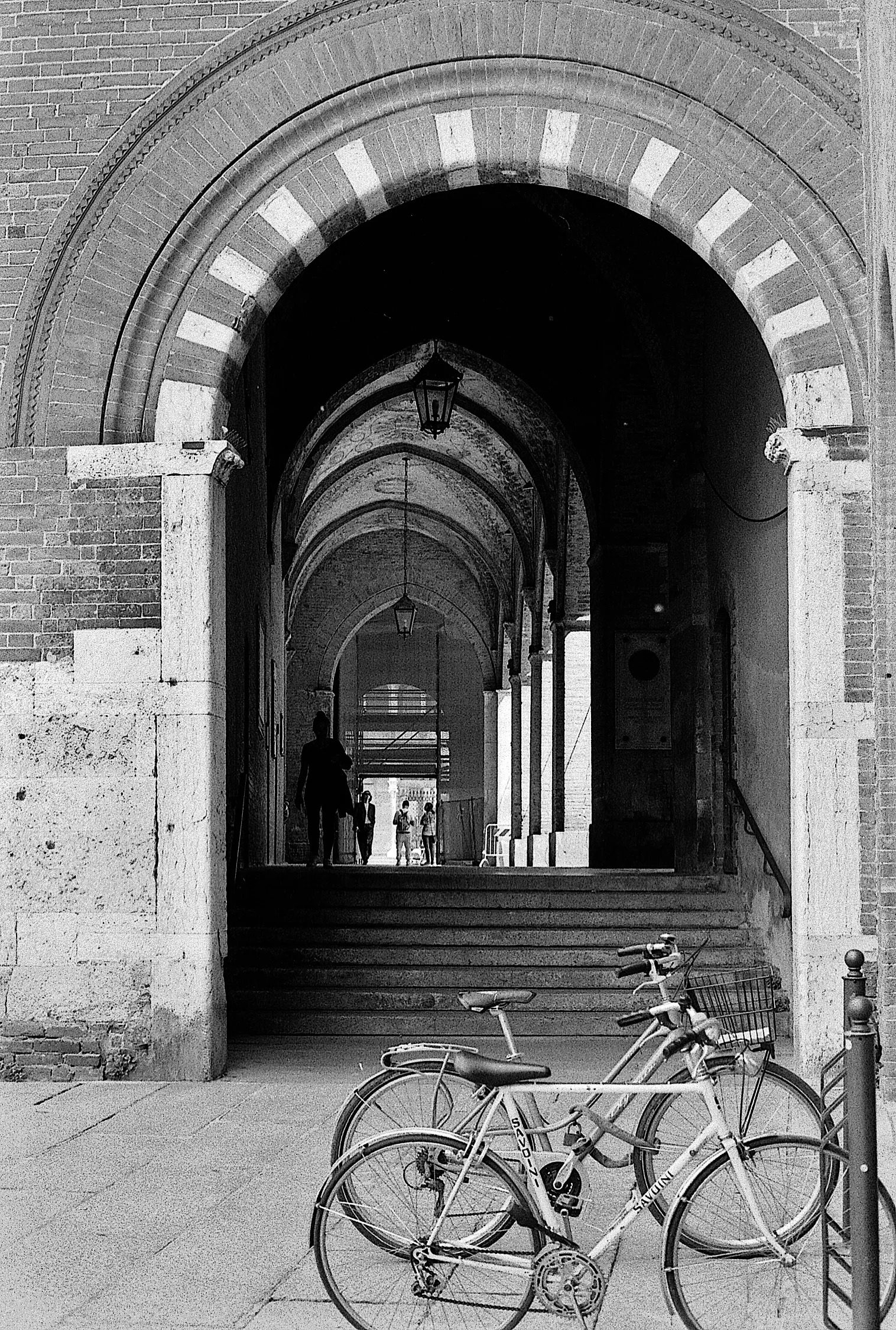 davidezappettini Film photography 19m Cremona Ilfiord Hp5 film @ilfordphoto #ilfordfilm #fridayfavourites #ilfordhp5 #cremona #citylife #street #filmphotography #blackandwhite