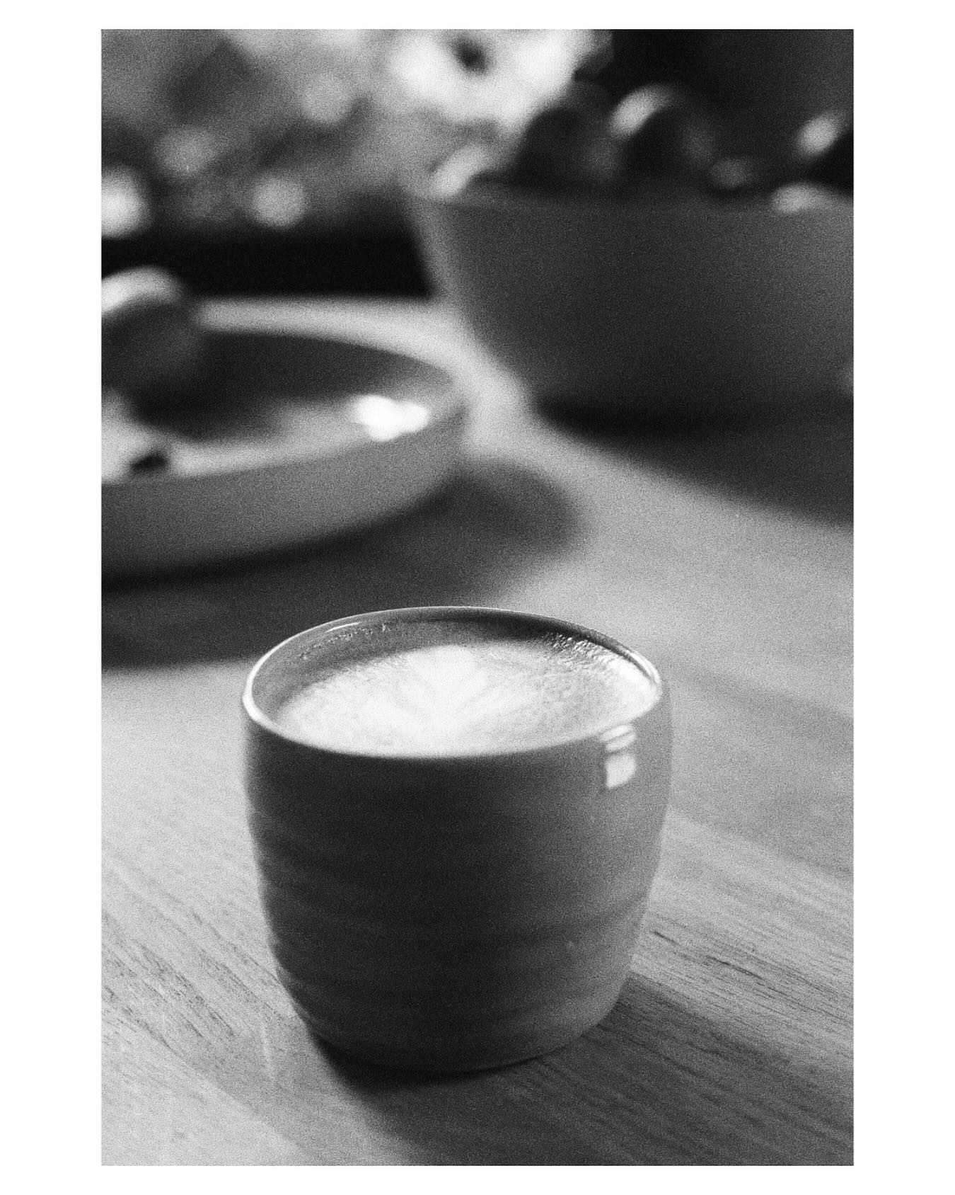 katnu.film• 21 likes Coffee promises cosiness, pleasure and relaxation. Funny, considering that caffeine is supposed to stimulate and energise you. Coffee delight at home in beautiful pottery from @slinrehcsif #ilforddelta3200 #blackandwhite #onfilm #analog #analogphotography #grain #35mm #minolta #fridayfavourites #coffeebreak