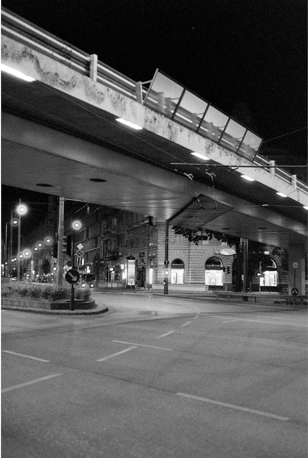 somabradak • 52 likes shot on delta 3200 with a minolta 45mm and xd7 • #minoltaxd7 #minoltamd45mmf2 @ilfordphoto #ilforddelta3200 #banalmag #grainisgoodmag #loadfilmmag #shootitwithfilm #ﬁlmwave #fridayfavourites #3amchronicles #analogphotography dev/scan by @lab4artbudapest