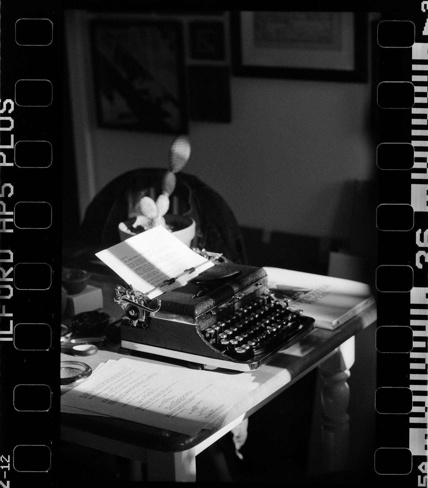 eddie.l.gonzalez• 19 likes Royal DeLuxe 📷: Leica IIIC w/ Elmar 90mm 🎞️: @ilfordphoto HP5 Plus 🧪: @midwestfilmcompany . . . . . #ilfordphoto #fridayfavourites #blackandwhitephotography #leica #leicacamerausa #35mmfilmphotography #barnackleica #royal #royaldeluxe #typewriter