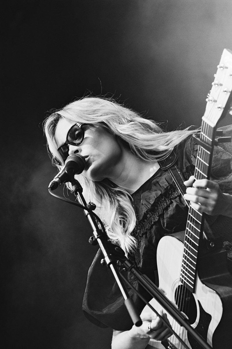 Nina-Nesbitt shot by Elliot Hetherton at TRNSMNT festival on ILFORD XP2S black and white film