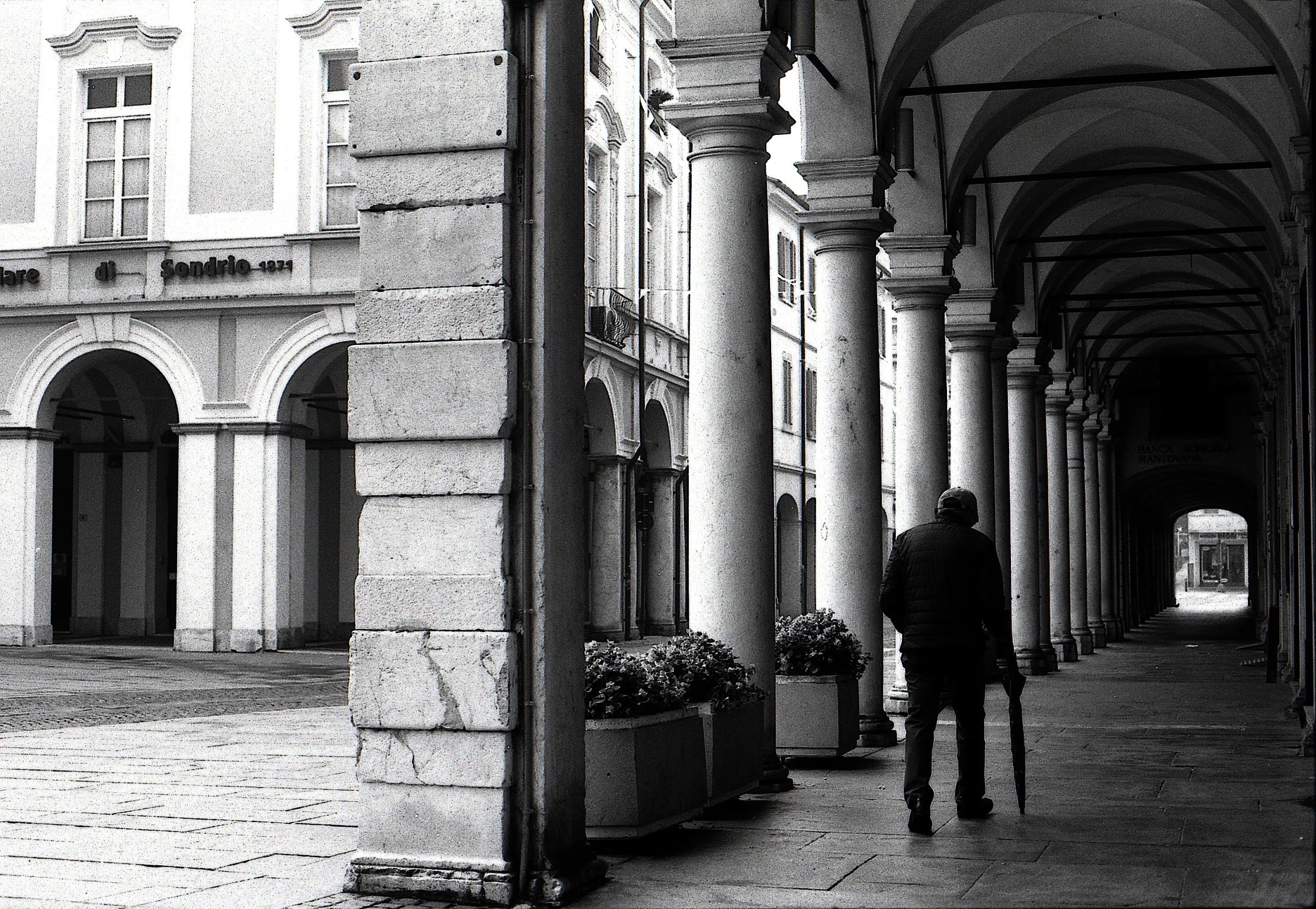 davidezappettiniFilm Photography 10/25/25 Viadana @ilfordphoto #ilford fp4 #street #citylfe #blackandwhte #fridayfavourites