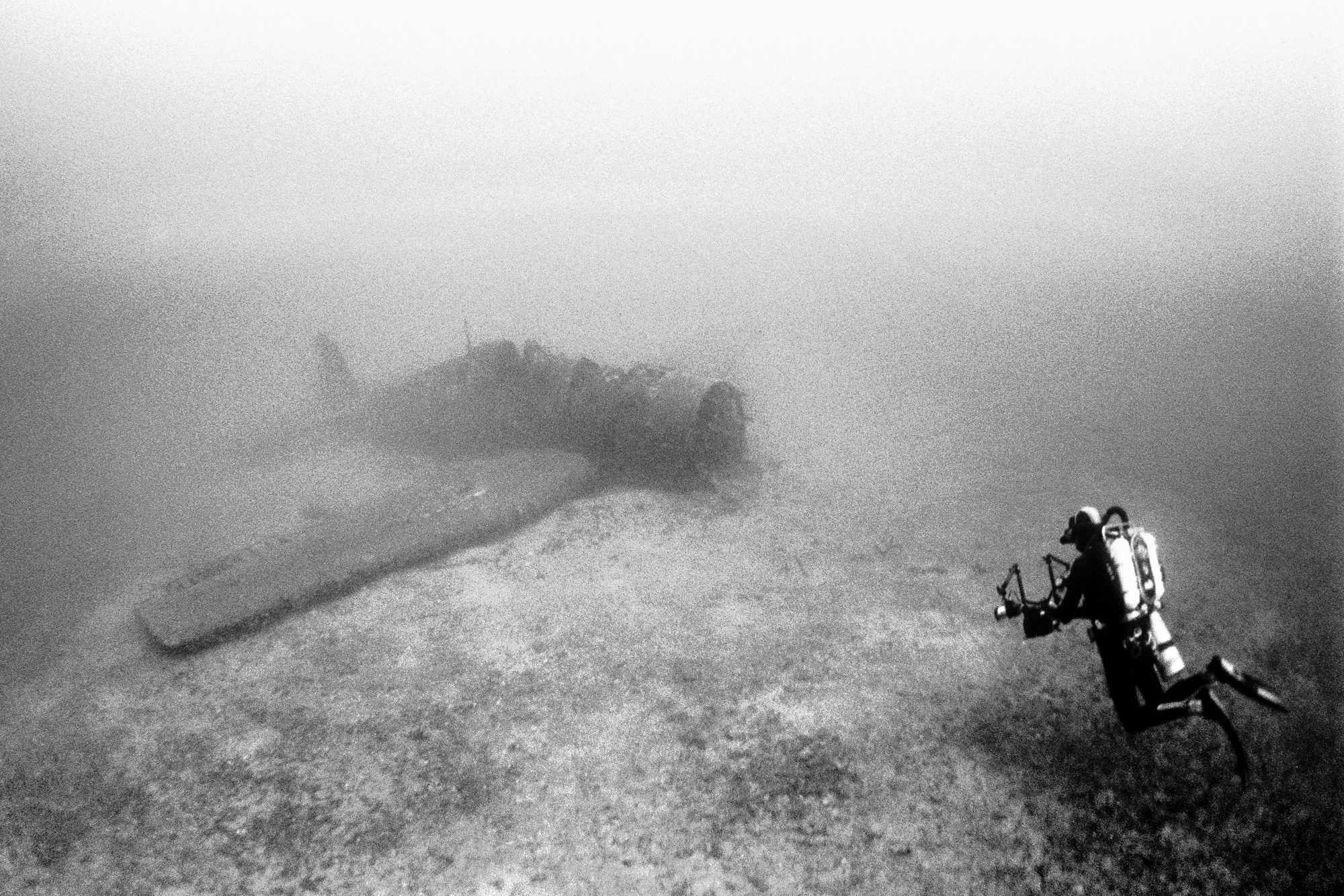 “Landing” on the Hellcat (-58m) - Pramousquier, France Nikonos RS - 13 mm. Ilford Delta 400 (pushed 1 stop).